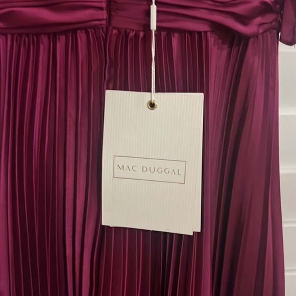 IEENA FOR MAC DUGGAL
Pleated A-Line Flowing Sleeve Gown size 2 new - Picture 8 of 15